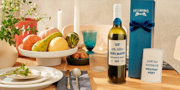 Hellmann’s disfarça o seu produto em uma luxuosa garrafa de vinho Hellmann’s disfarça o seu produto em uma luxuosa garrafa de vinho