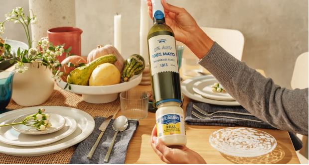 Hellmann’s disfarça o seu produto em uma luxuosa garrafa de vinho Hellmann’s disfarça o seu produto em uma luxuosa garrafa de vinho