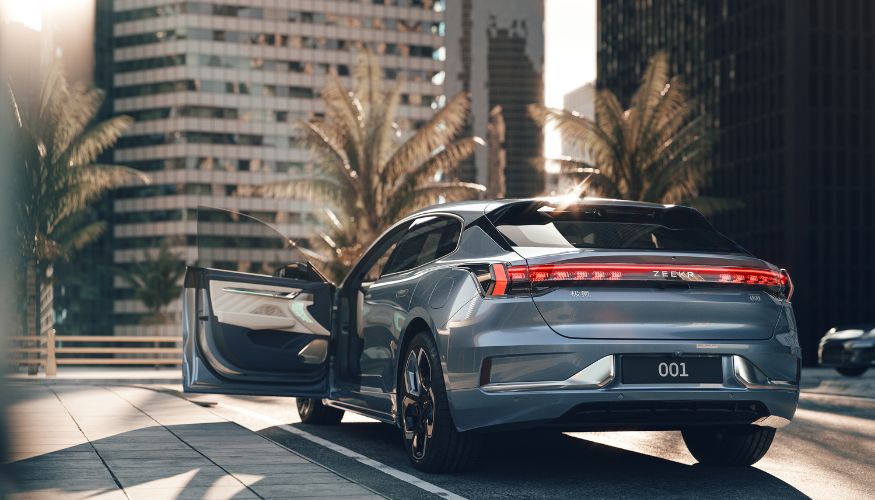 Florianópolis recebe os carros elétricos de luxo ZEEKR X e 001 no Villa Romana Shopping