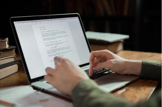 Redução do uso de conteúdo material gerado por IA Redução do uso de conteúdo material gerado por IA