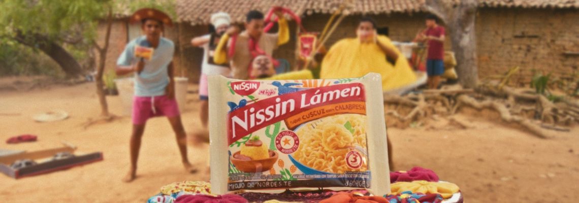 Nissin lança Lámen Cuscuz com Calabresa com trilha do Fundo de Quintal OFC