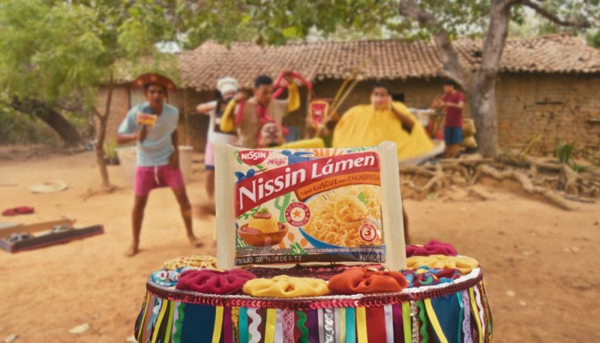 Nissin lança Lámen Cuscuz com Calabresa com trilha do Fundo de Quintal OFC