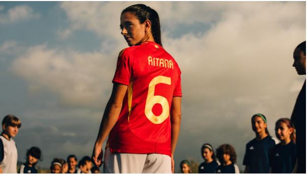 Adidas traz Aitana, melhor jogadora do mundo, em campanha sobre pressões e dúvidas sofridas por atletas 