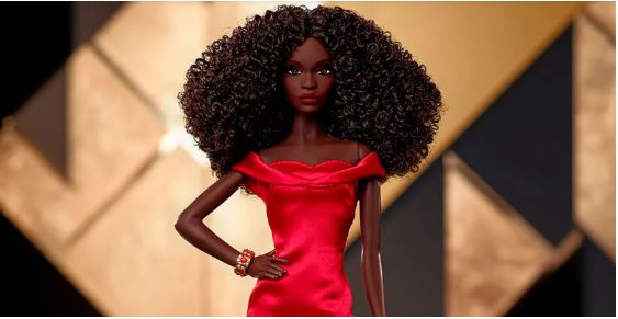 A comemoração da Mattel para os 45 anos da primeira Barbie negra