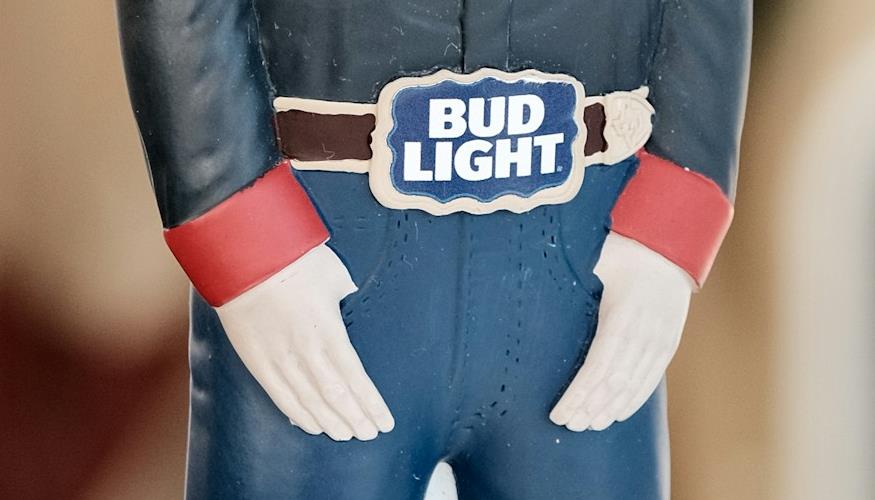 Ação da Bud Light para o Super Bowl traz Shane Gillis, Post Malone e Peyton Manning