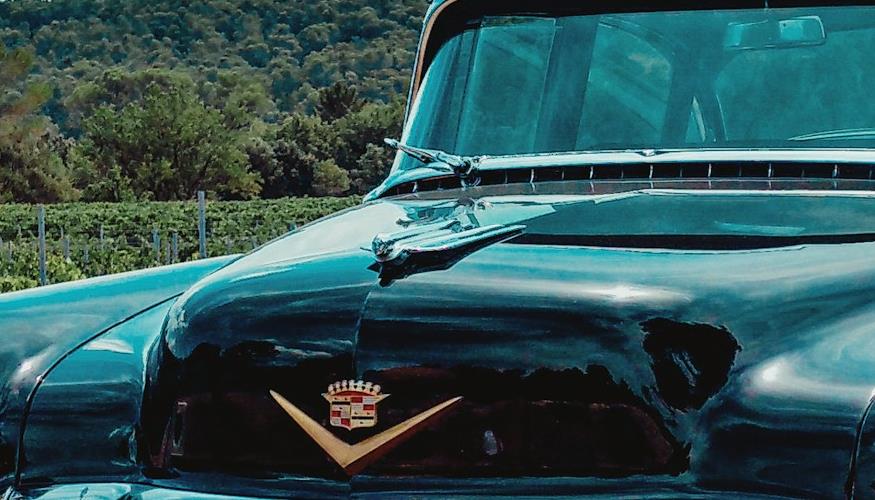 A primeira campanha da Cadillac, marca General Motors, promove veículo elétrico