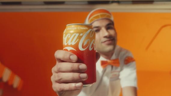 Para lançar o sabor laranja, Coca-Cola aposta em um caminhão de sorvete andando por um bairro