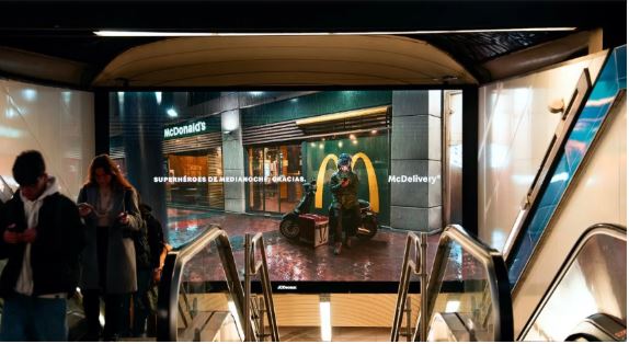 Para promover o seu delivery, McDonald's faz uma homenagem aos entregadores Para promover o seu delivery, McDonald's faz uma homenagem aos entregadores