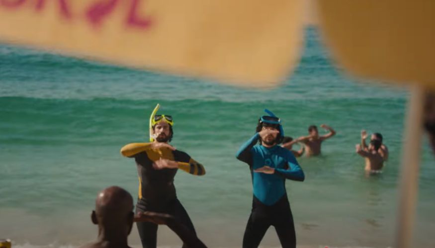 Skol reforça o humor e lança campanha com paródia musical