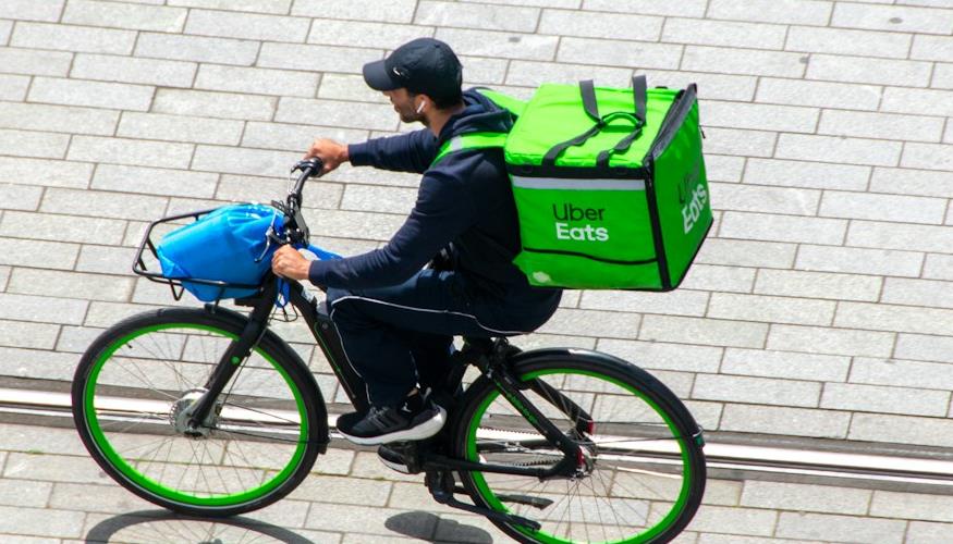 Na campanha do Uber Eats, Cher volta no tempo errado e acaba queimada por moradores