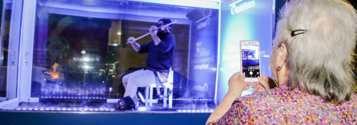 Show de violino intinerante é realizado pela NSC e Quantum Engenharia