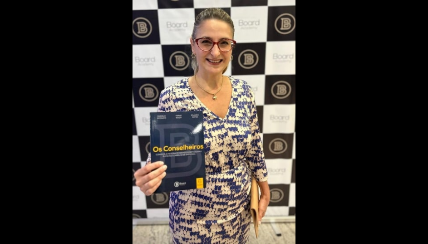 Jornalista assina capítulo de livro lançado em evento especial