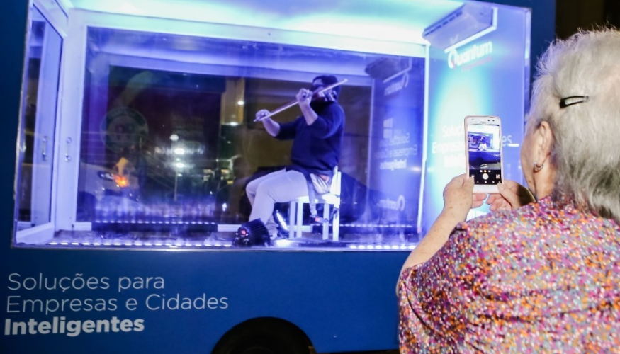 Show de violino intinerante é realizado pela NSC e Quantum Engenharia