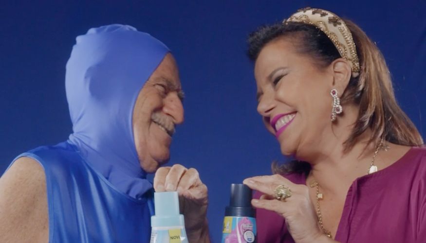 Downy aposta no humor e no contraste entre personalidades para destacar fragrâncias