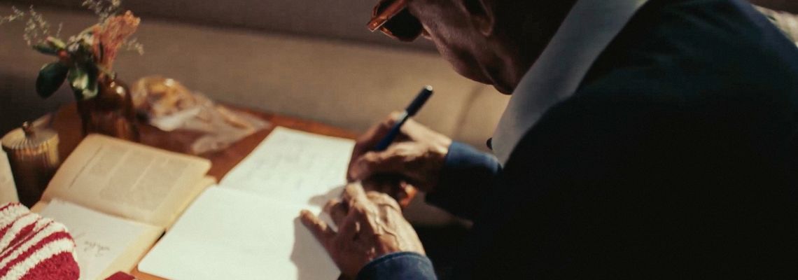 Campanha do Itaú celebra 50 anos de “Os Alquimistas Estão Chegando”