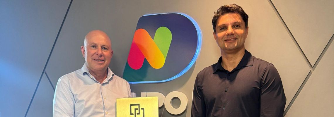 PremiumAds homenageia o crescimento do Grupo ND com placas de Ouro e Prata