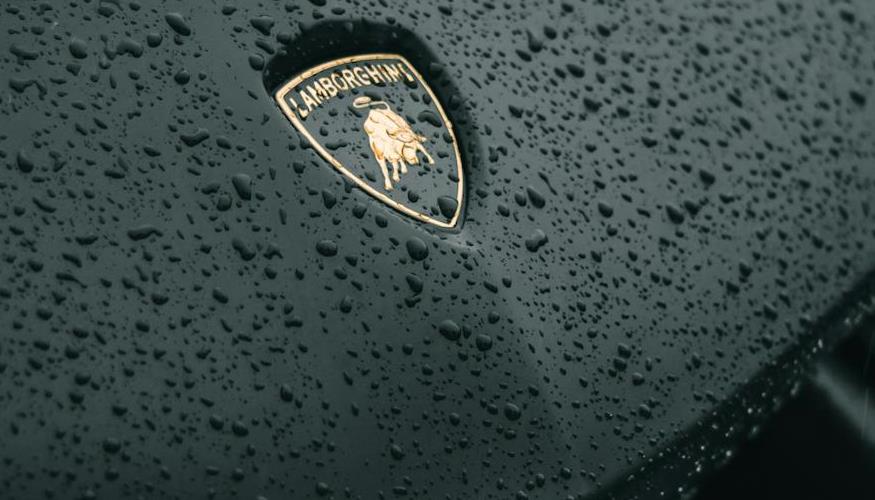 Lamborghini causa alvoroço nas redes sociais ao anunciar lançamento de carrinho de bebê