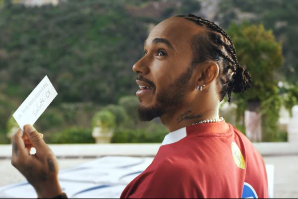Peroni e Ferrari se juntam para fazer uma “surpresa” ao piloto Lewis Hamilton Peroni e Ferrari se juntam para fazer uma “surpresa” ao piloto Lewis Hamilton