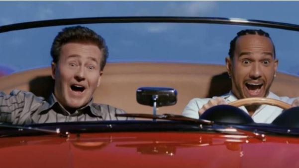 Lewis Hamilton pilota Ferrari em "remake" de cena de "Curtindo a Vida Adoidado" Lewis Hamilton pilota Ferrari em "remake" de cena de "Curtindo a Vida Adoidado"