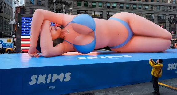 Ação de SKIMS monta réplica gigante de Kim Kardashian na Times Square