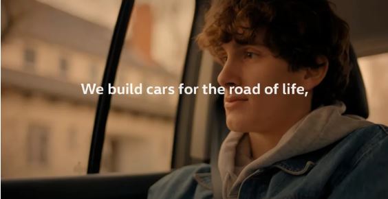 Novo anúncio da Volkswagen traz uma pergunta sobre o que a marca significa para os seus clientes Novo anúncio da Volkswagen traz uma pergunta sobre o que a marca significa para os seus clientes