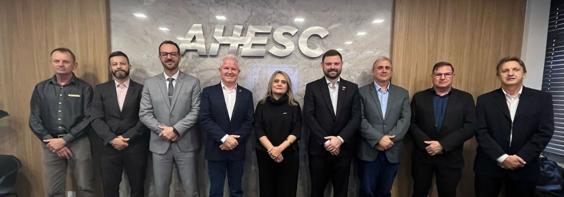 Nova diretoria da AHESC toma posse e inicia gestão para o triênio 2025–2028