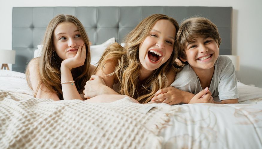 Fernanda Rodrigues estrela campanha da Karsten que celebra laços entre mães e filhos