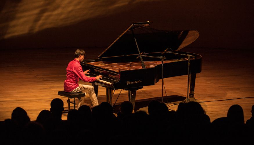 Queen, Pink Floyd e Raul Seixas viram piano solo em show especial no CIC