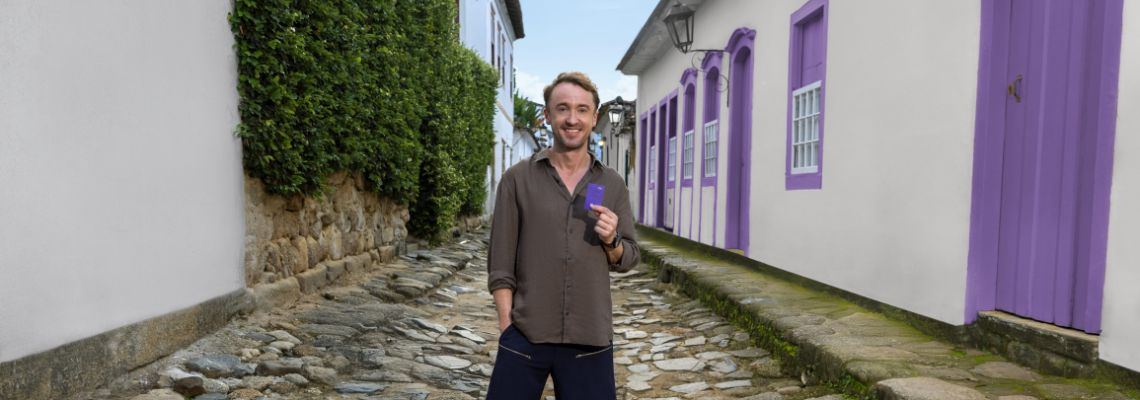 Nubank leva fãs para conhecer Tom Felton em campanha sobre inteligência financeira