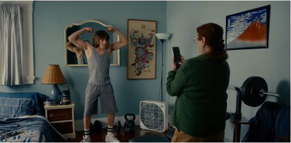 Para mostrar funções de "limpeza" da Apple, jovem mostra os seus músculos