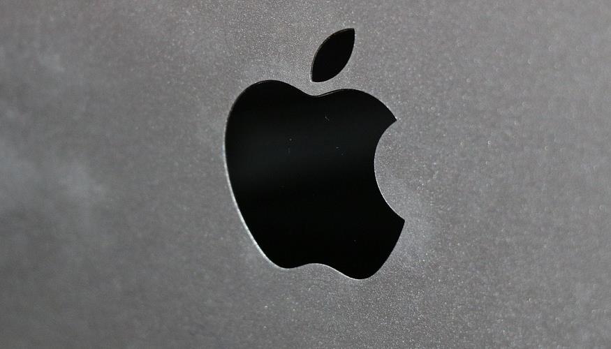 Para mostrar funções de “limpeza” da Apple, jovem mostra os seus músculos