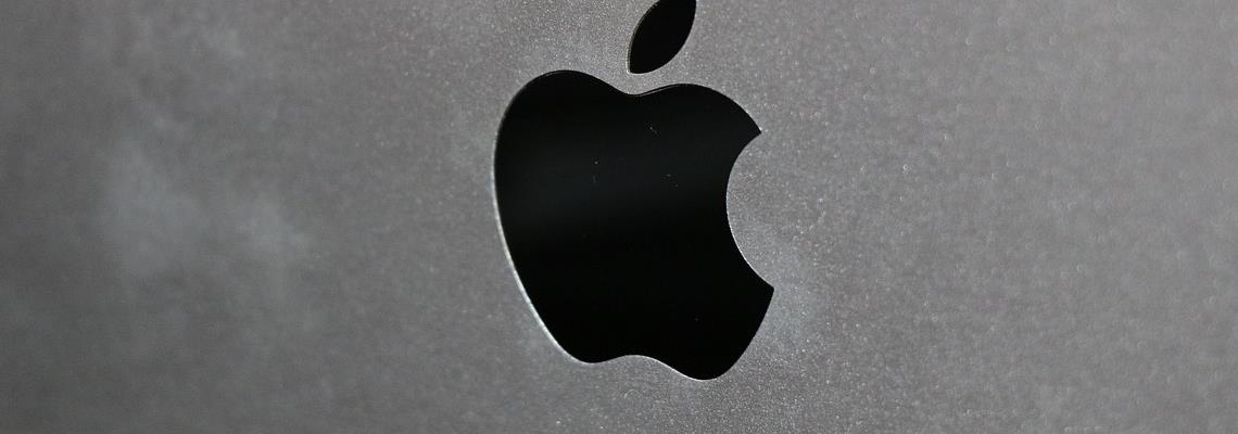 Para mostrar funções de “limpeza” da Apple, jovem mostra os seus músculos