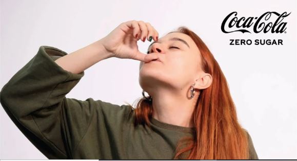 Pessoas fingem beber Coca-Cola em ação do produto zero açúcar Pessoas fingem beber Coca-Cola em ação do produto zero açúcar