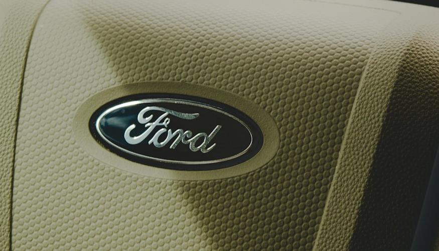 Tom Hollander, ator de “Orgulho & Preconceito”, é escolhido para narrar a nova ação da Ford