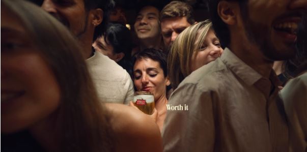 Stella Artois mostra como a cerveja pode brilhar mesmo quando o bar está lotado Stella Artois mostra como a cerveja pode brilhar mesmo quando o bar está lotado