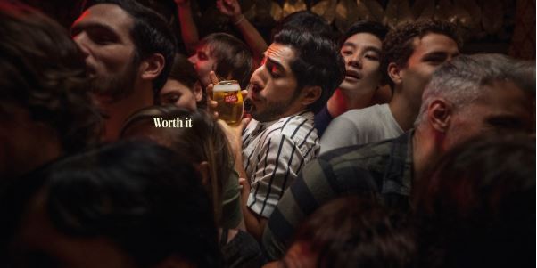 Stella Artois mostra como a cerveja pode brilhar mesmo quando o bar está lotado Stella Artois mostra como a cerveja pode brilhar mesmo quando o bar está lotado