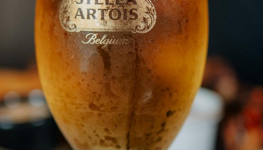 Stella Artois mostra como a cerveja pode brilhar mesmo quando o bar está lotado