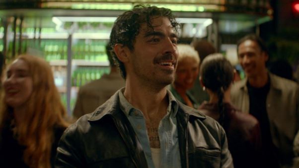 Estrelado por Joe Jonas, Heineken propõe um mundo sem redes sociais na sua nova campanha global Estrelado por Joe Jonas, Heineken propõe um mundo sem redes sociais na sua nova campanha global
