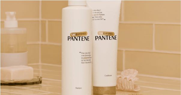 Influenciadora elogia frasco vencido de Pantene e marca aproveita para trazer engajamento 