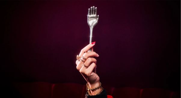 Com garfo maluco, KFC quer mesmo é que os clientes lambam o dedo Com garfo maluco, KFC quer mesmo é que os clientes lambam o dedo