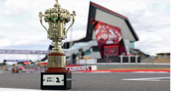 Lando Norris, da McLaren, subiu ao pódio com um troféu feito de peças de LEGO Lando Norris, da McLaren, subiu ao pódio com um troféu feito de peças de LEGO