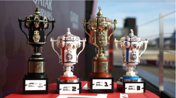 Lando Norris, da McLaren, subiu ao pódio com um troféu feito de peças de LEGO Lando Norris, da McLaren, subiu ao pódio com um troféu feito de peças de LEGO