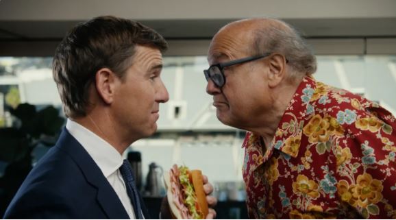 Eli Manning e Danny DeVito se enfrentam em ação da NFL promovida pela Jersey Mike’s Eli Manning e Danny DeVito se enfrentam em ação da NFL promovida pela Jersey Mike’s
