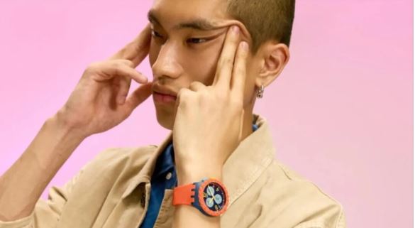 Após anúncio ser considerado racista, a Swatch, marca de relógios, é criticada na China Após anúncio ser considerado racista, a Swatch, marca de relógios, é criticada na China