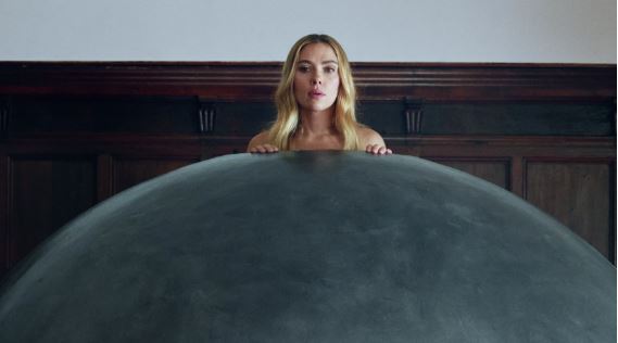 Prada apresenta comercial inusitado com Scarlett Johansson dirigido por Yorgos Lanthimos Prada apresenta comercial inusitado com Scarlett Johansson dirigido por Yorgos Lanthimos