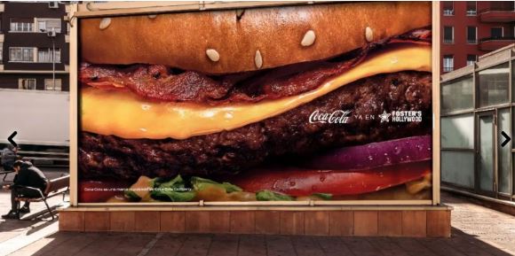 Após 20 anos, Coca-Cola retorna à rede de restaurantes com campanha impactante sobre reencontros Após 20 anos, Coca-Cola retorna à rede de restaurantes com campanha impactante sobre reencontros