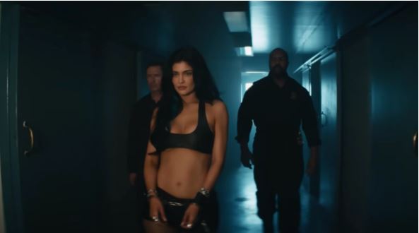 Kylie Jenner simula prisão para divulgar nova linha de cosméticos e agita as redes sociais Kylie Jenner simula prisão para divulgar nova linha de cosméticos e agita as redes sociais