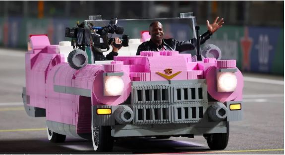 Cadillac rosa feito de LEGO vira atração inesperada no Grande Prêmio de Las Vegas Cadillac rosa feito de LEGO vira atração inesperada no Grande Prêmio de Las Vegas