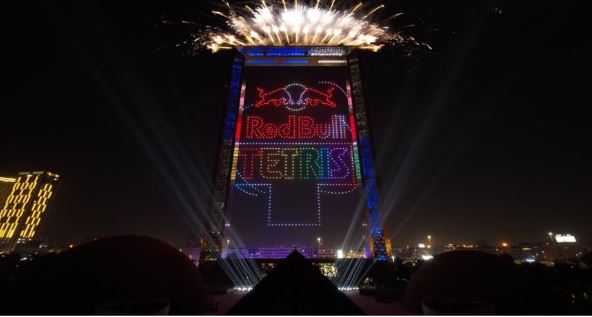 Red Bull transforma céu de Dubai em palco para final histórica de Tetris