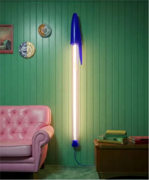 BIC Cristal celebra 75 anos e ganha versão gigante em forma de luminária BIC Cristal celebra 75 anos e ganha versão gigante em forma de luminária